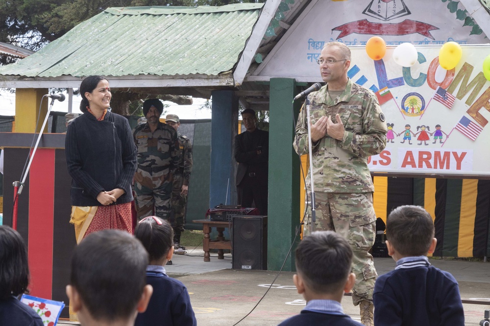 School children meet U.S. Soldiers in India