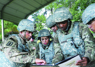 Warrant officer mentors young Soldiers in Ordnance School event
