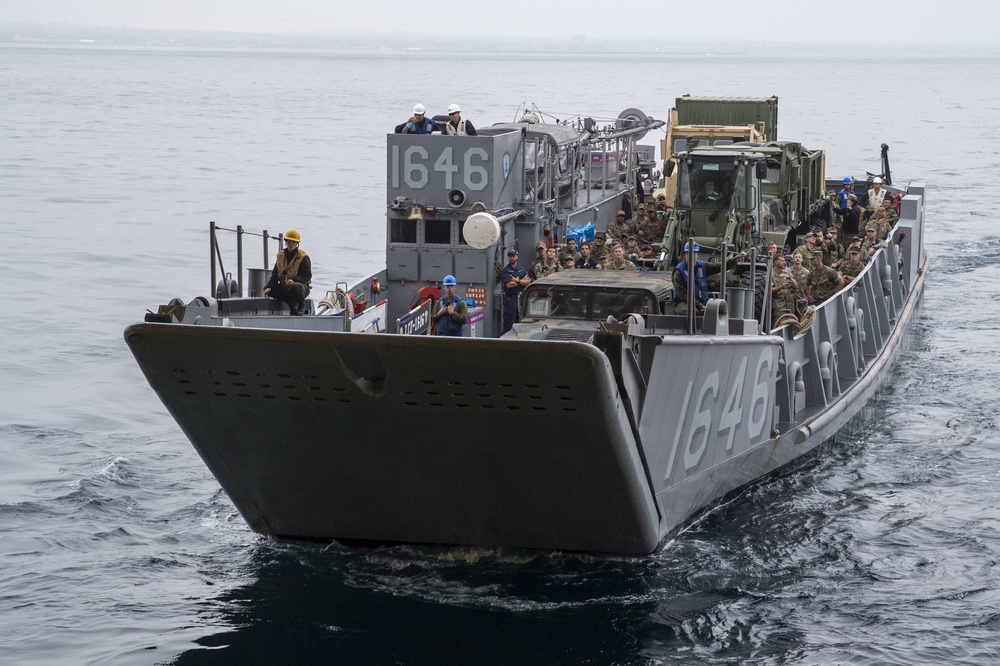 LCU onload  aboard Bonhomme Richard