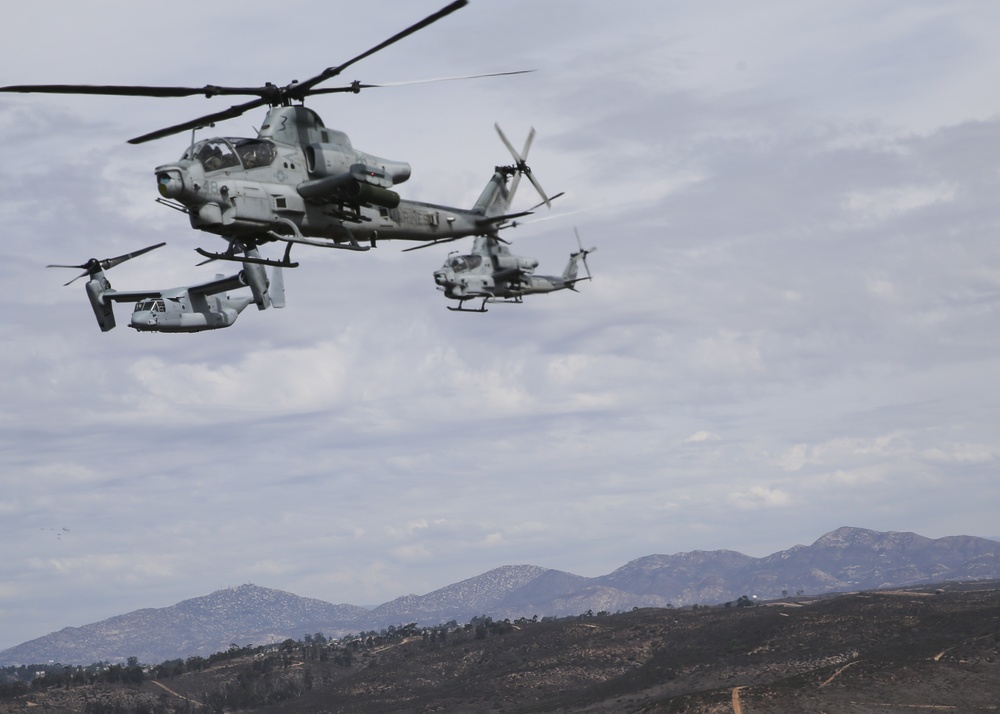 AH-1Z Vipers alongside a MV-22B Osprey during 2018 MCAS Miramar Air Show