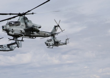 AH-1Z Vipers alongside a MV-22B Osprey during 2018 MCAS Miramar Air Show