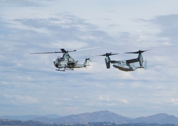 AH-1Z Viper alongside a MV-22B Osprey during 2018 MCAS Miramar Air Show