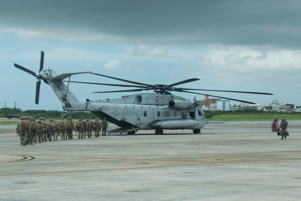 Corpsmen with Battalion Landing Team, 2nd Battalion, 5th Marines, simulate fresh whole blood auto-transfusion