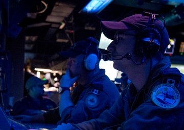 U.S. Navy, Royal Canadian Navy Work Together Aboard Hue City