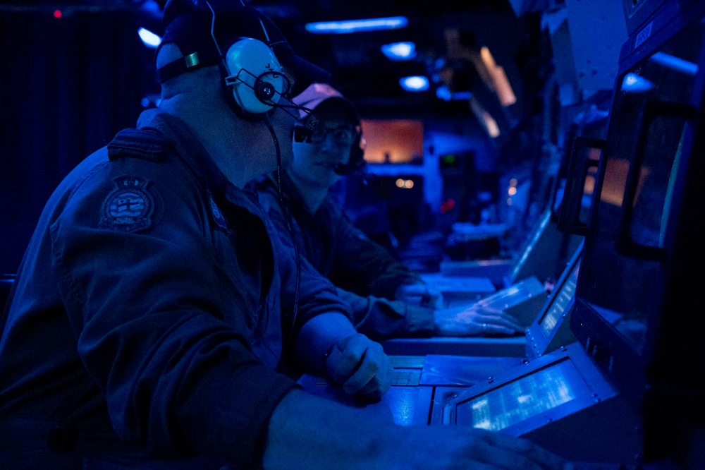 U.S. Navy, Royal Canadian Navy Work Together Aboard Hue City