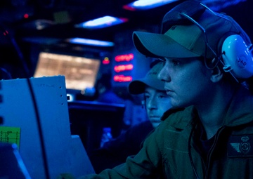 U.S. Navy, Royal Canadian Navy Work Together Aboard Hue City