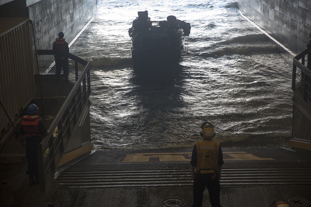 24th MEU Conduct an Amphibous Landing