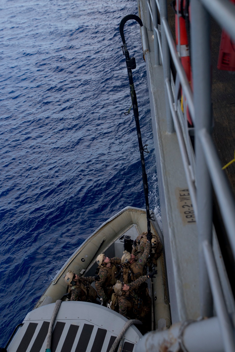 31st MEU recon Marines train for VBSS aboard USS Ashland