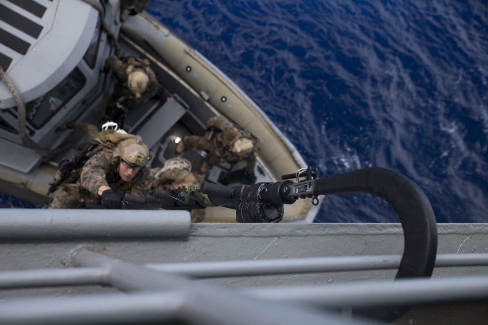 31st MEU recon Marines train for VBSS aboard USS Ashland