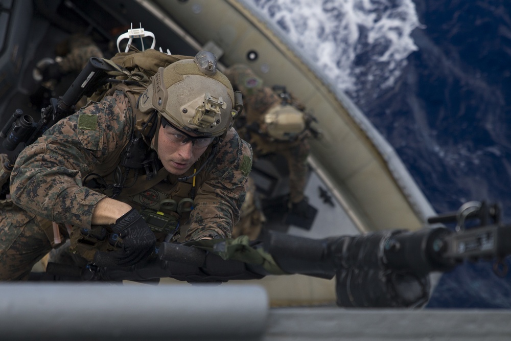 31st MEU recon Marines train for VBSS aboard USS Ashland