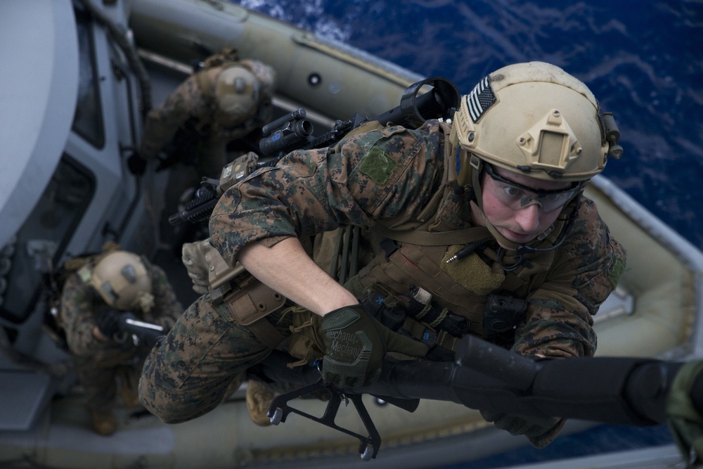 31st MEU recon Marines train for VBSS aboard USS Ashland