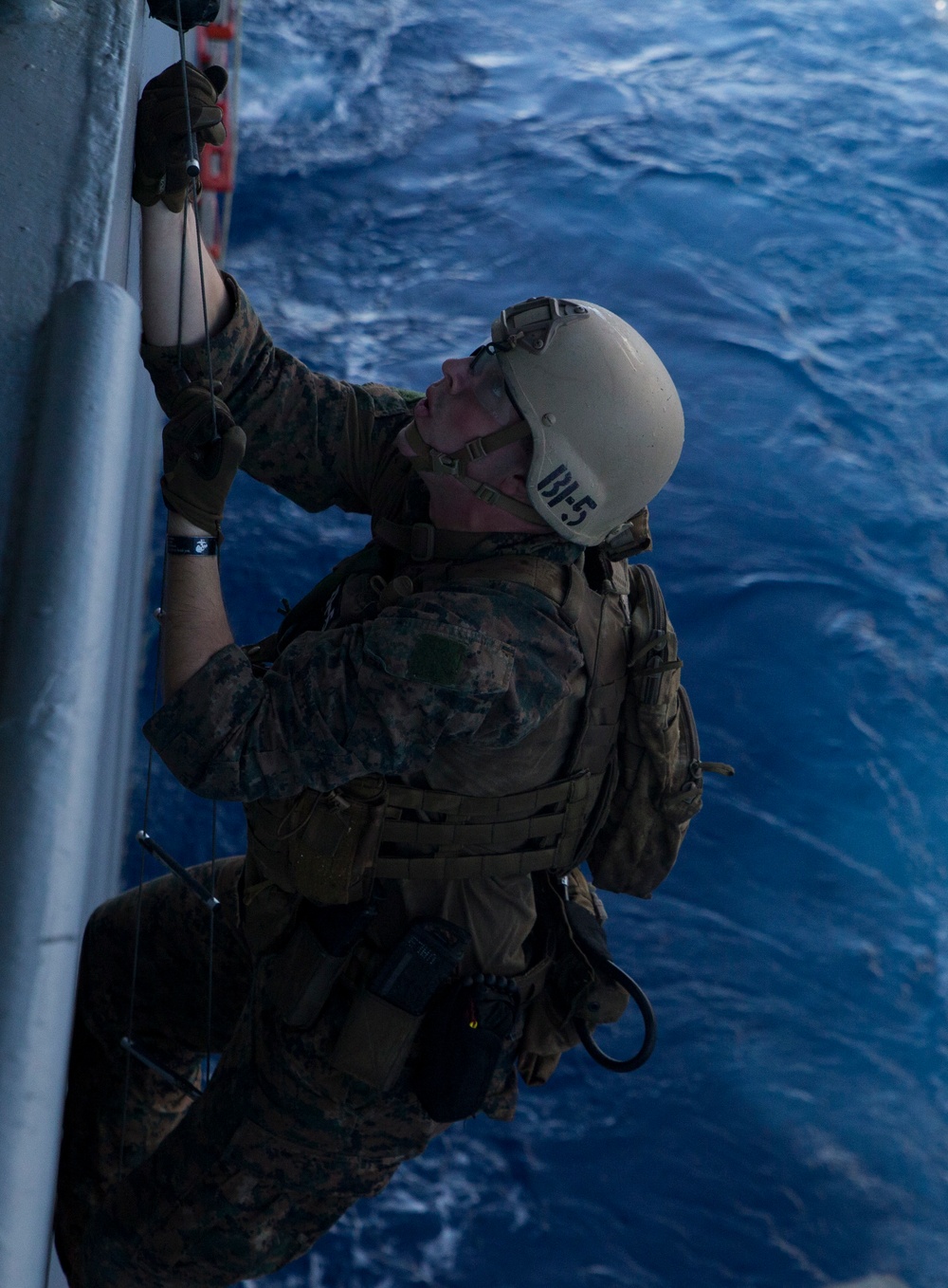 31st MEU recon Marines train for VBSS aboard USS Ashland