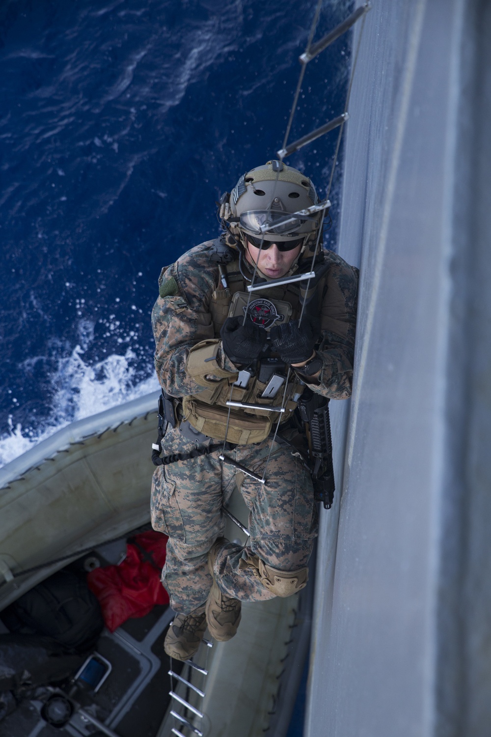 31st MEU recon Marines train for VBSS aboard USS Ashland