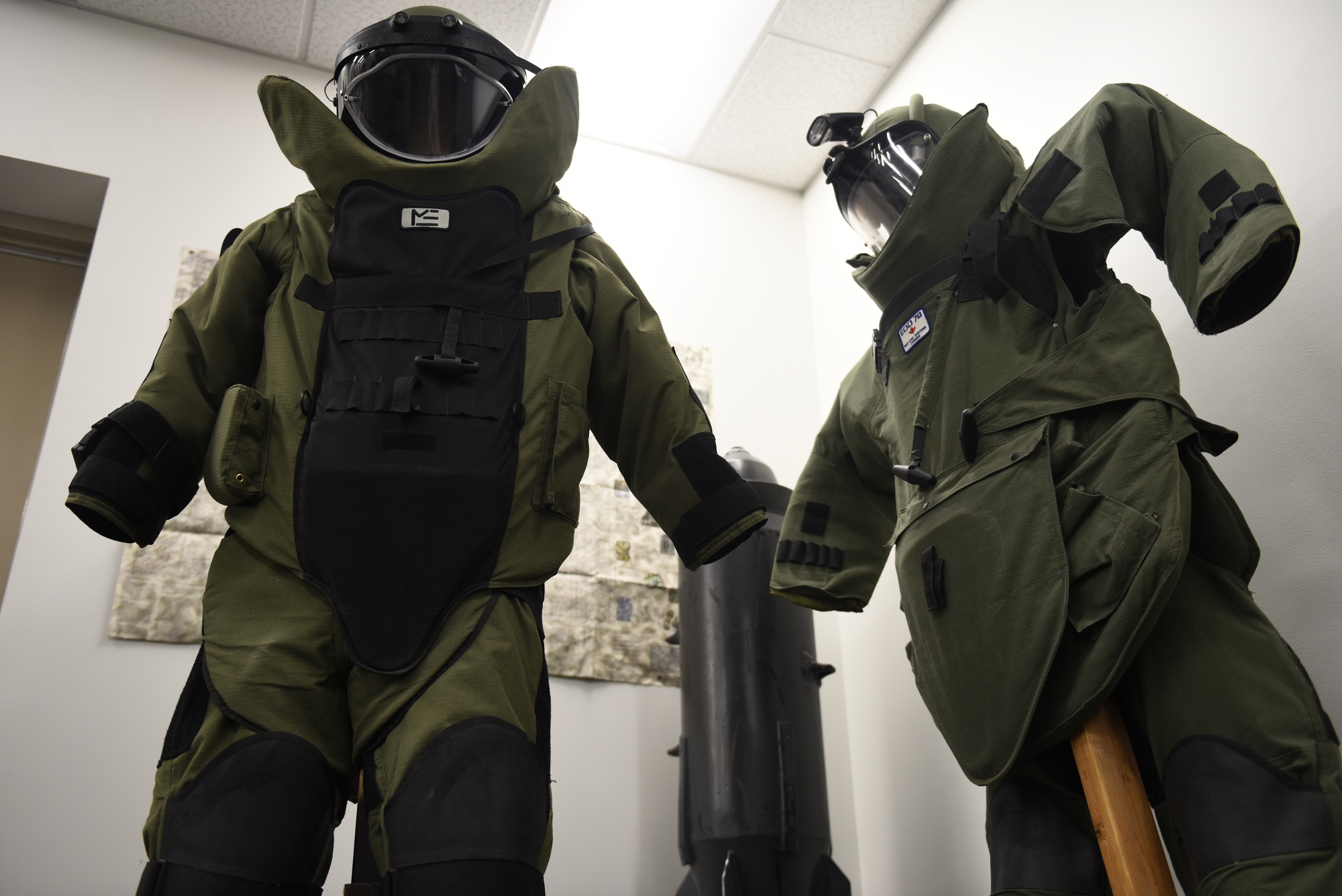 Police Protection Searchl Suit/ Eod Suit/ Bomb Suit/ Security Suit - China Bomb  Suit, Eod Suit | Made-in-China.com