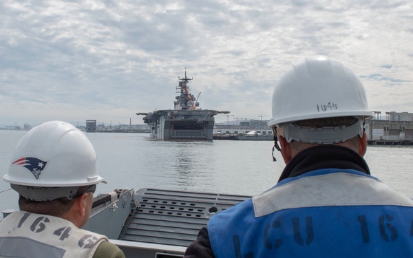 BMU 1 and ACU 1 conduct well deck operations aboard Bonhomme Richard