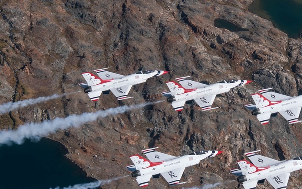 Thunderbirds Delta flies over Yosemite National Park