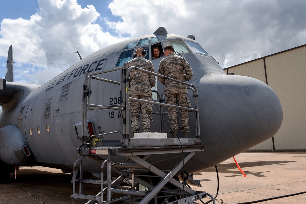 Com/nav, electronic warfare classes combine for heavy-aircraft maintainers