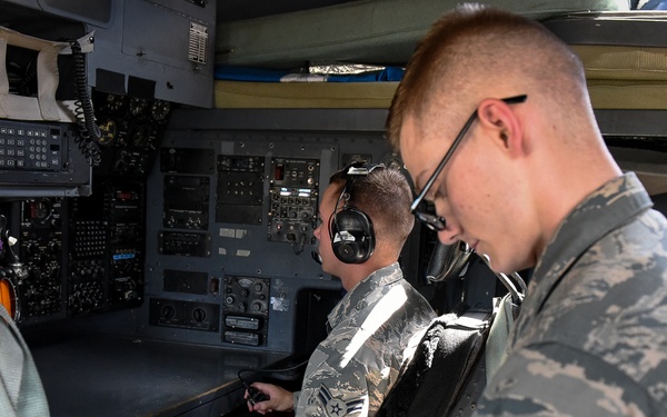 Com/nav, electronic warfare classes combine for heavy-aircraft maintainers