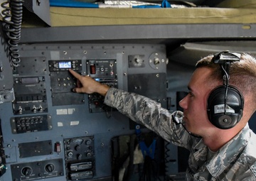 Com/nav, electronic warfare classes combine for heavy-aircraft maintainers