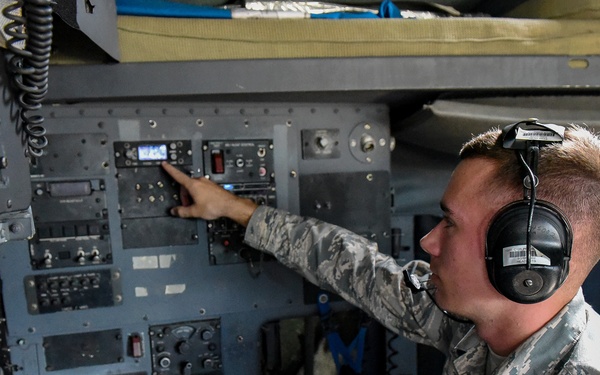 Com/nav, electronic warfare classes combine for heavy-aircraft maintainers