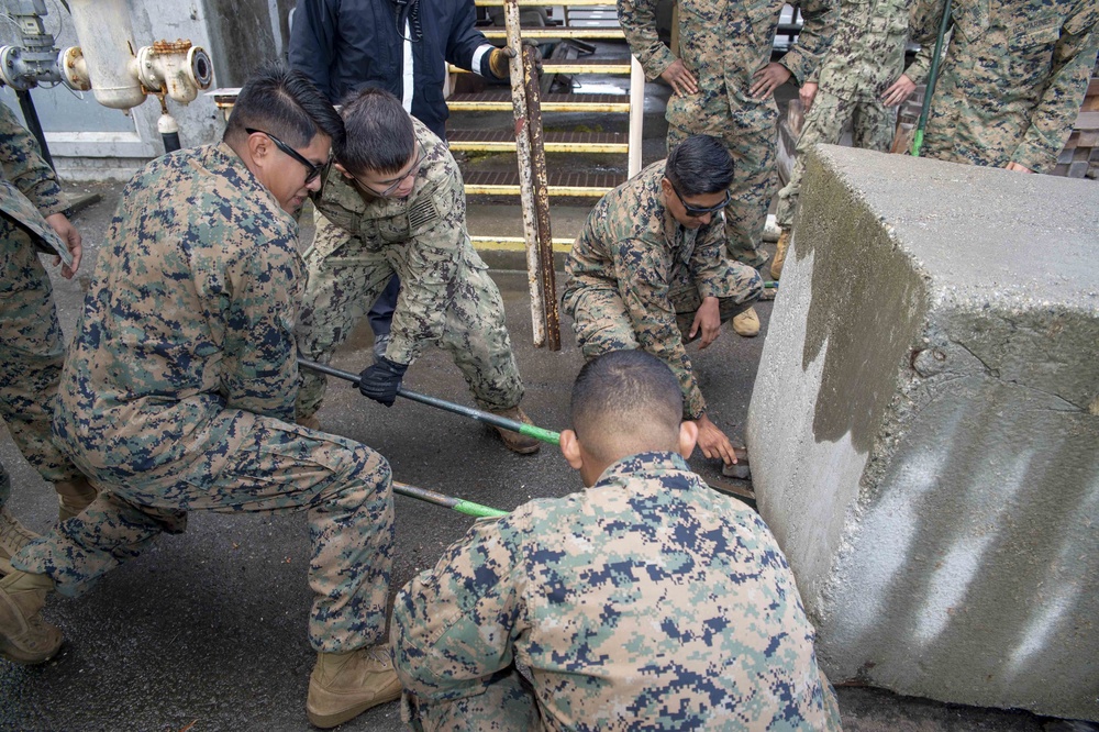 San Francisco Fire department train Sailors and Marines in rescue techniques