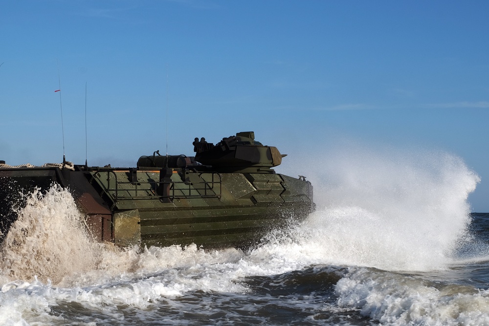 24th MEU AAVs &quot;splash&quot; from shore to USS New York for Trident Juncture 18