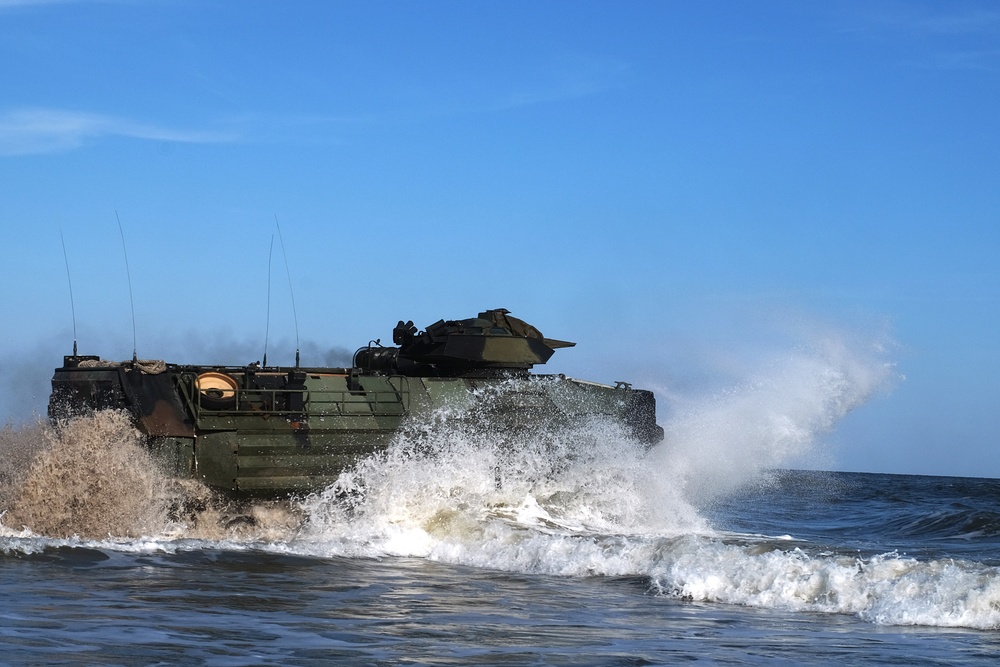24th MEU AAVs &quot;splash&quot; from shore to USS New York for Trident Juncture 18