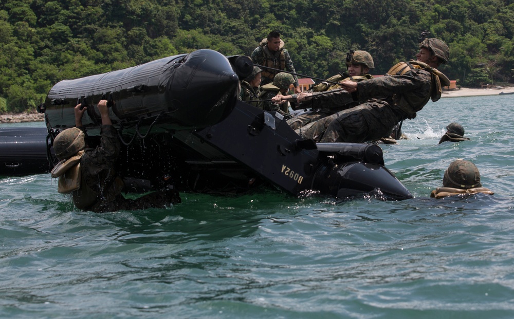 Echo 2/5 Conducts Amphibious Training