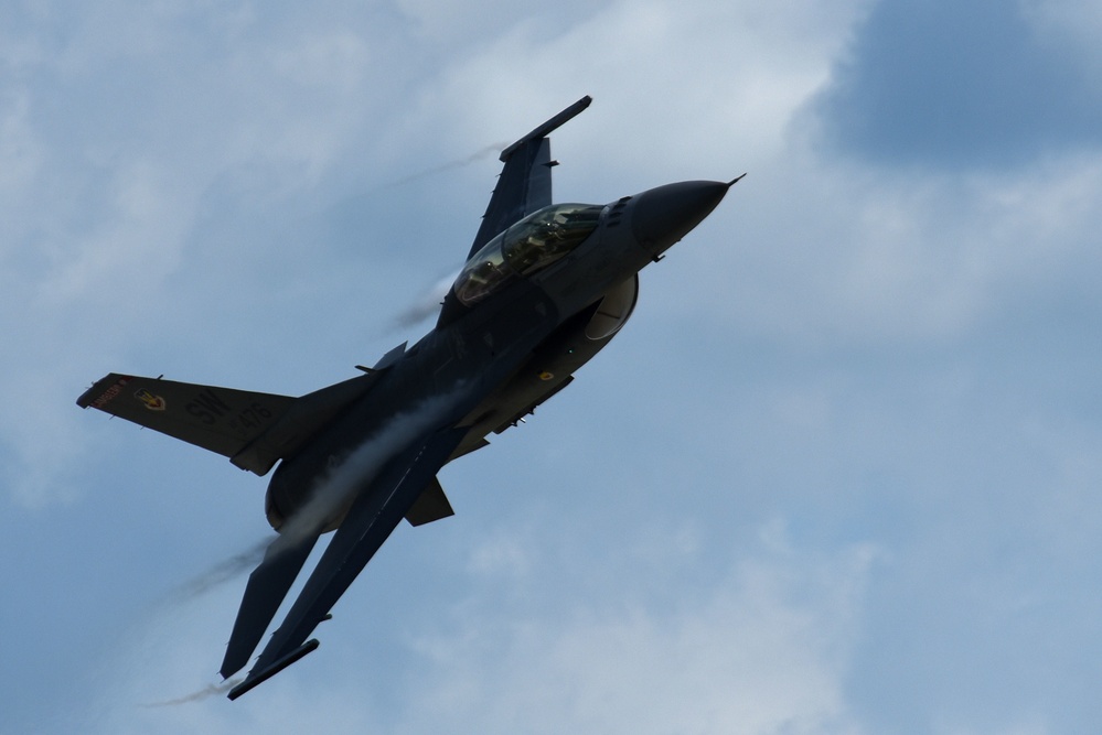 Pilot provides Viper familiarization flights