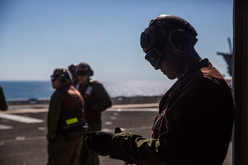 USS Iwo Jima participtes in amphibious assault training