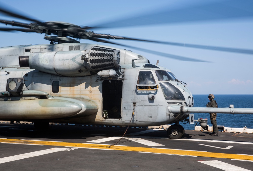 USS Iwo Jima participates in amphibious assault training