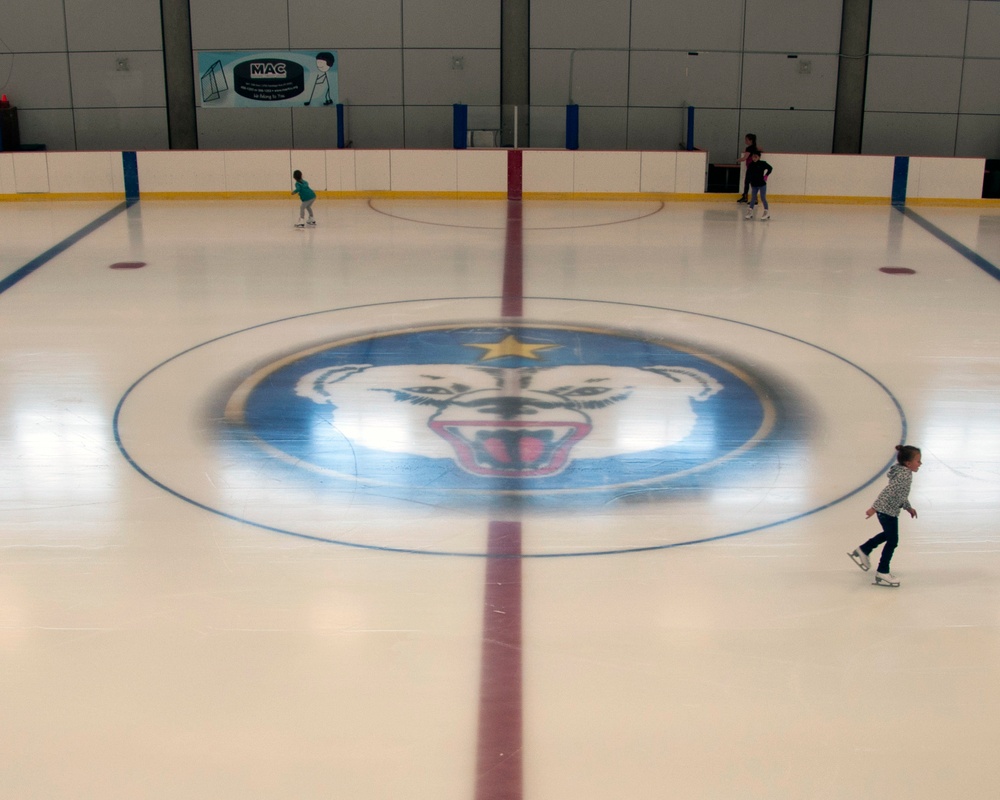 Fort Wainwright Ice Rink opens with knocker hockey