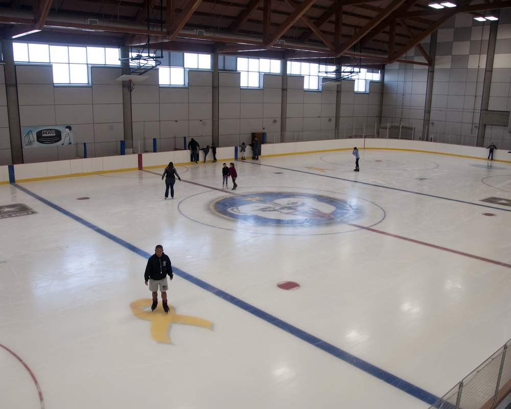 Fort Wainwright Ice Rink opens with knocker hockey