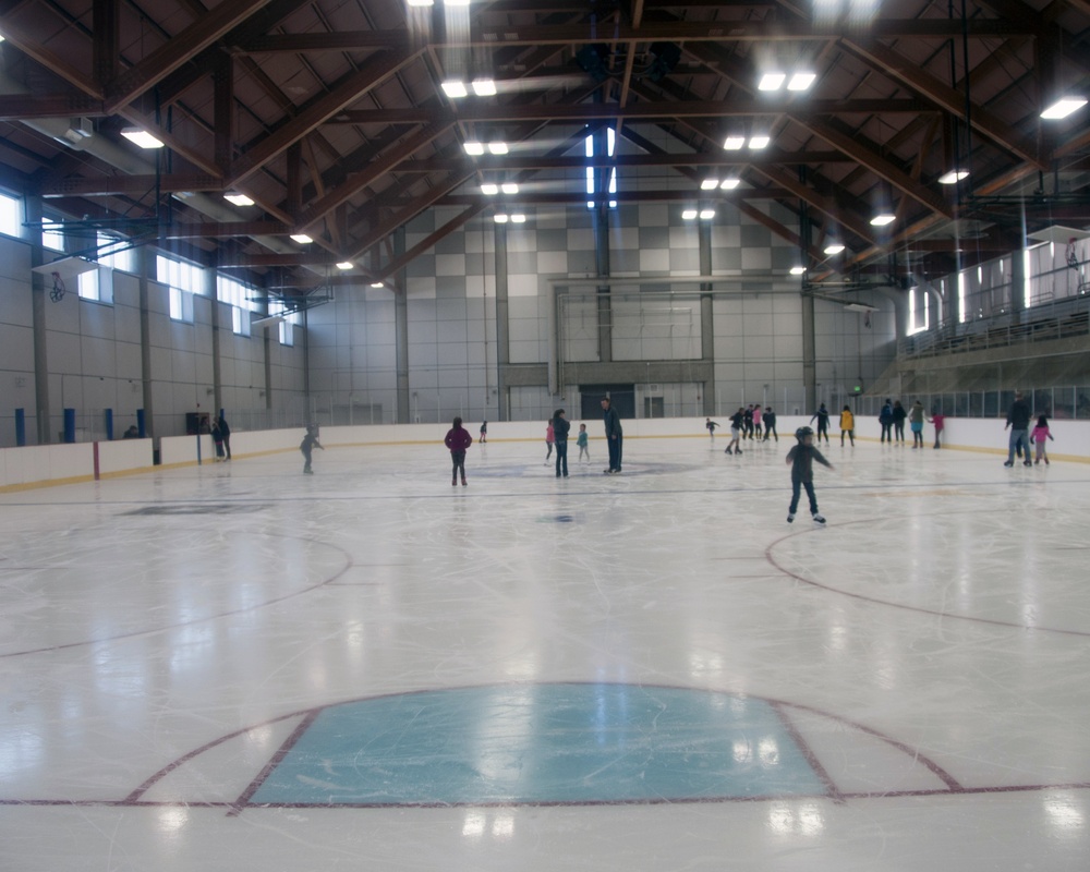 Fort Wainwright Ice Rink opens with knocker hockey