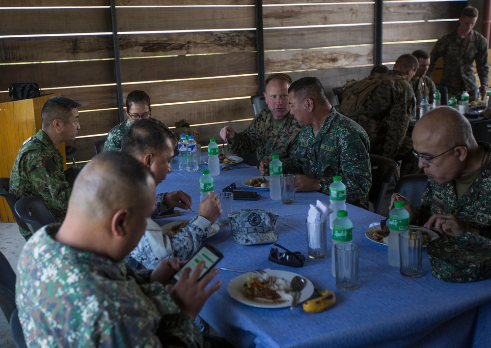 3rd MEB Commanding General views exercise