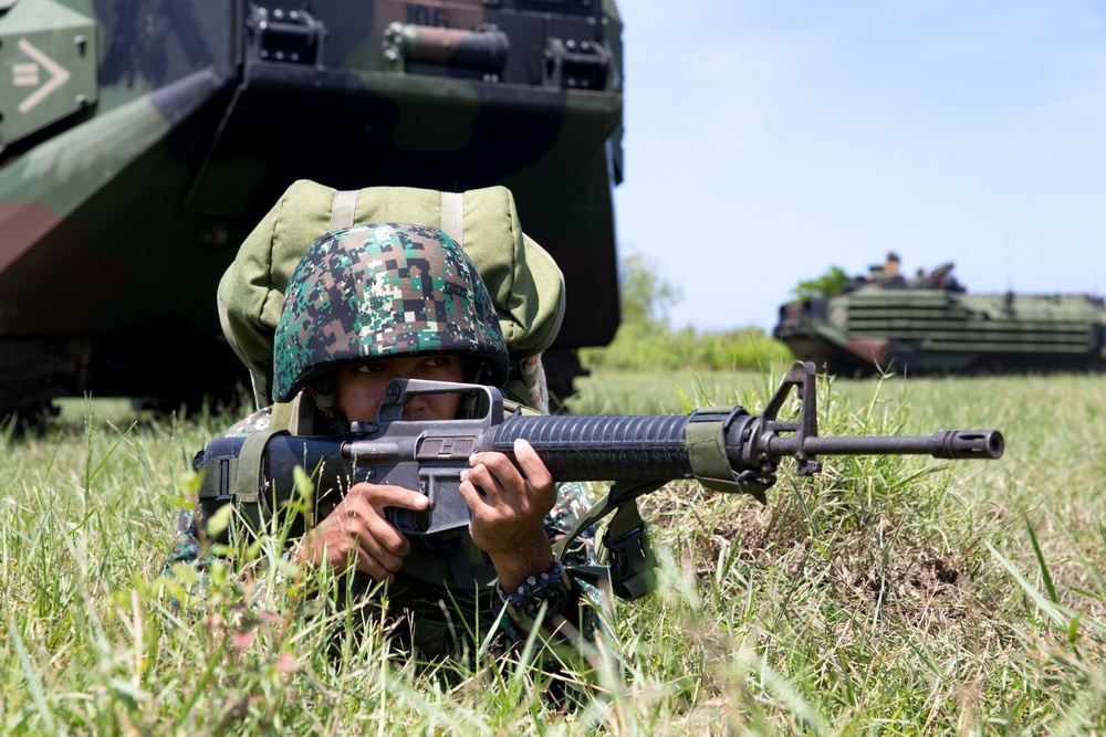 U.S. Marines, Philippine Marines, And Japan Ground Self-Defense Force work together during KAMANDAG 2