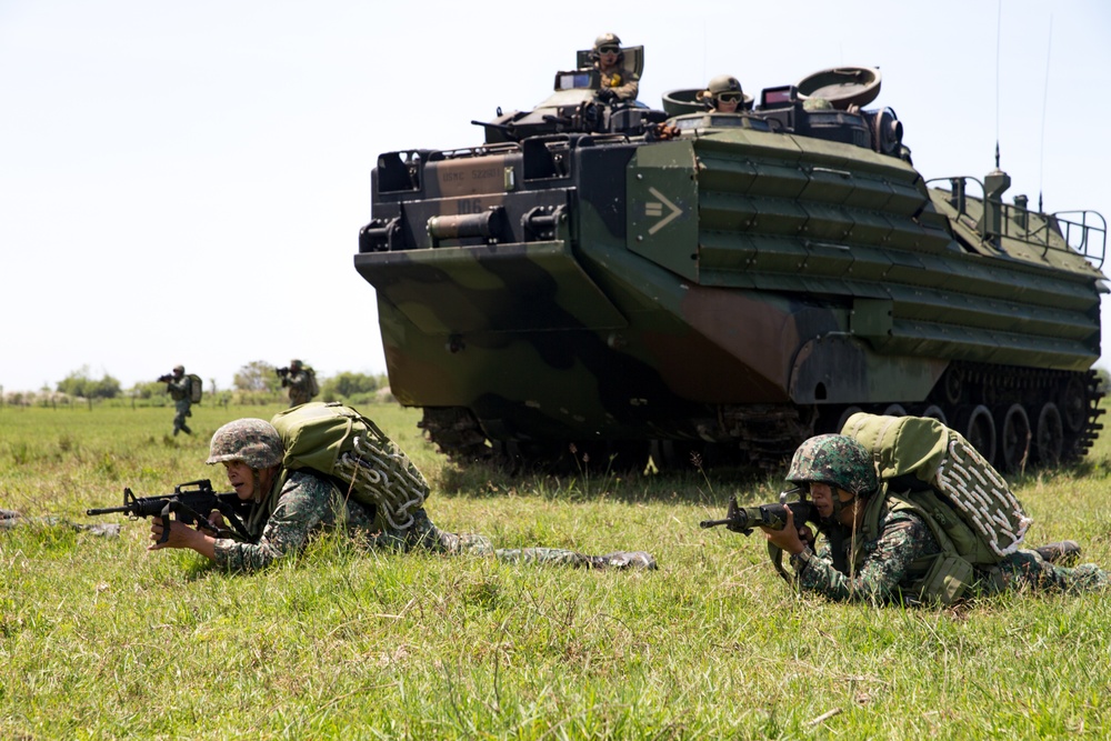 U.S. Marines, Philippine Marines, And Japan Ground Self-Defense Force work together during KAMANDAG 2