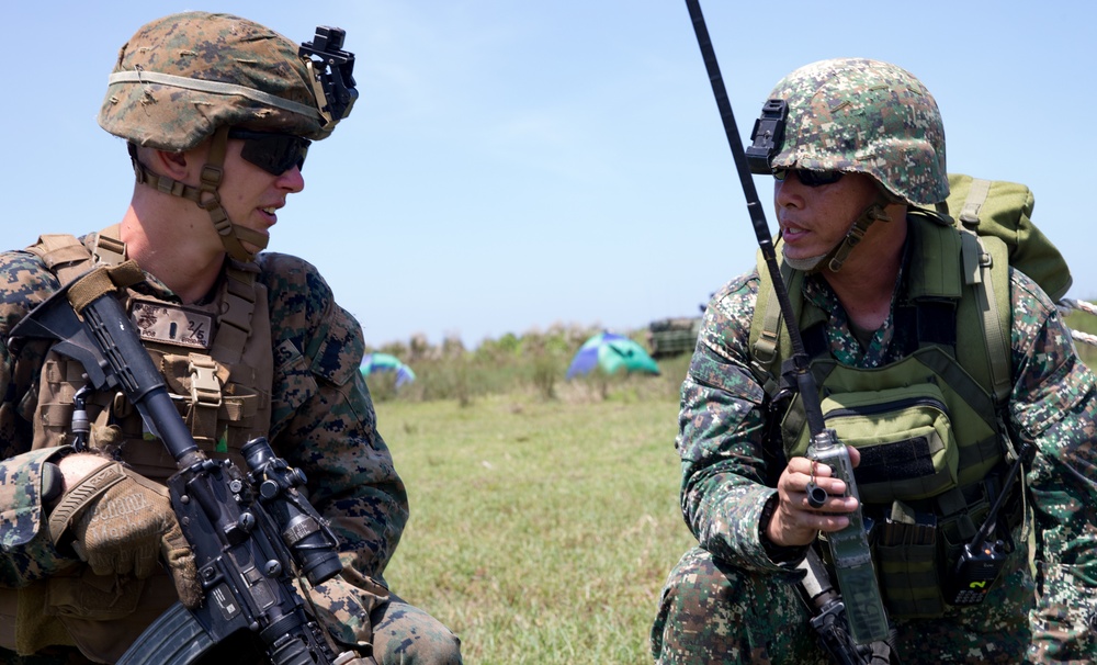 U.S. Marines, Philippine Marines, And Japan Ground Self-Defense Force work together during KAMANDAG 2