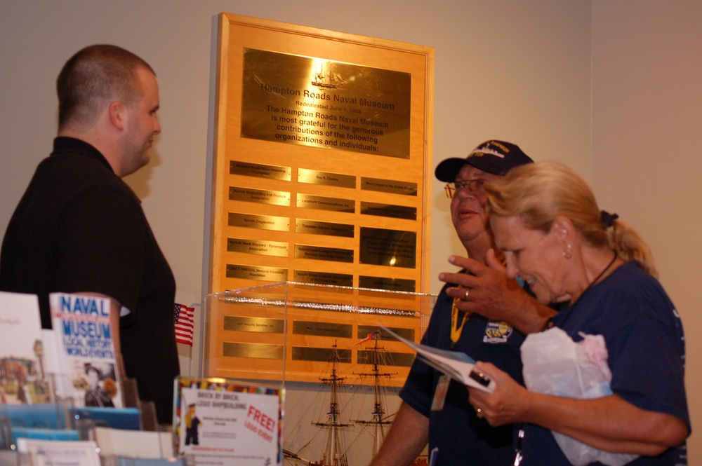 Vietnam veterans visit naval museum