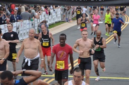 Thousands finish strong at Army Ten Miler