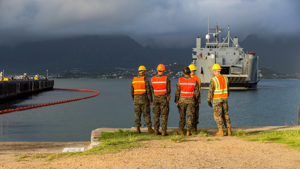 Bougainville loads a LSV for the Big Island