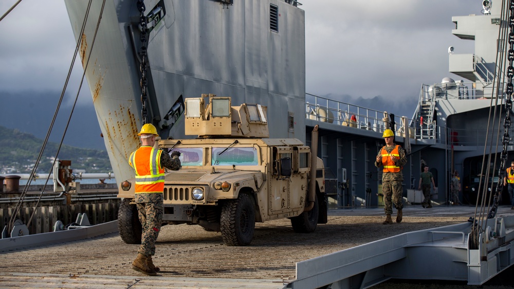 Bougainville loads a LSV for the Big Island