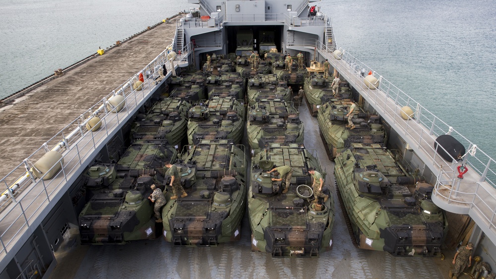 Bougainville loads a LSV for the Big Island