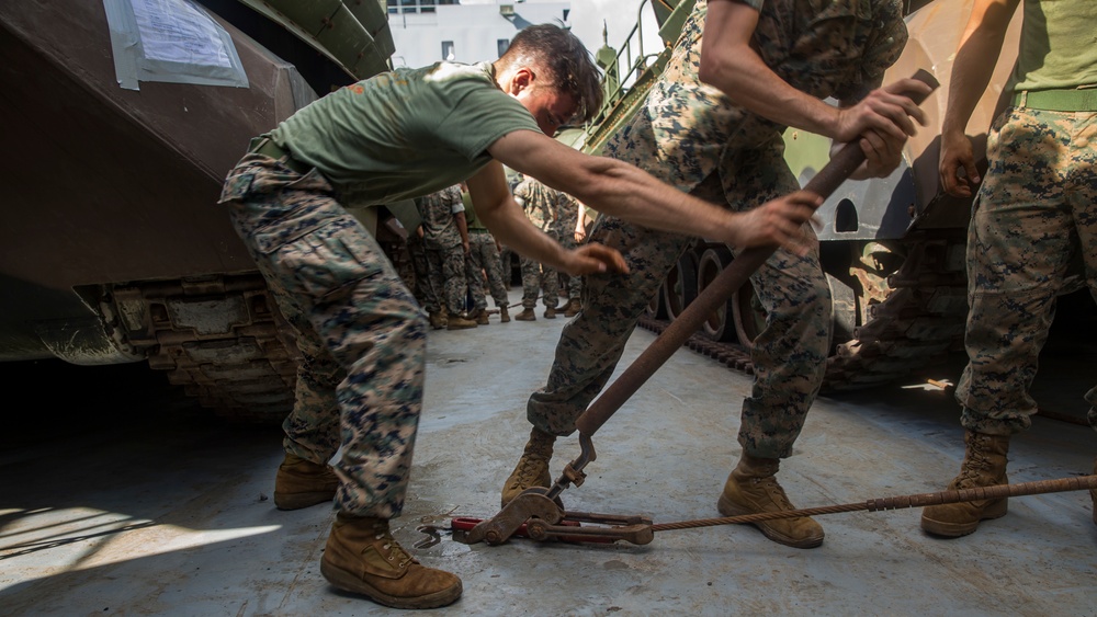 Bougainville loads a LSV for the Big Island