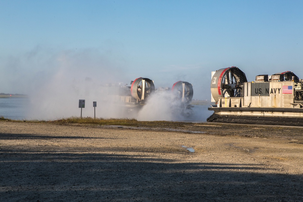 24th MEU Marines and Sailors splash