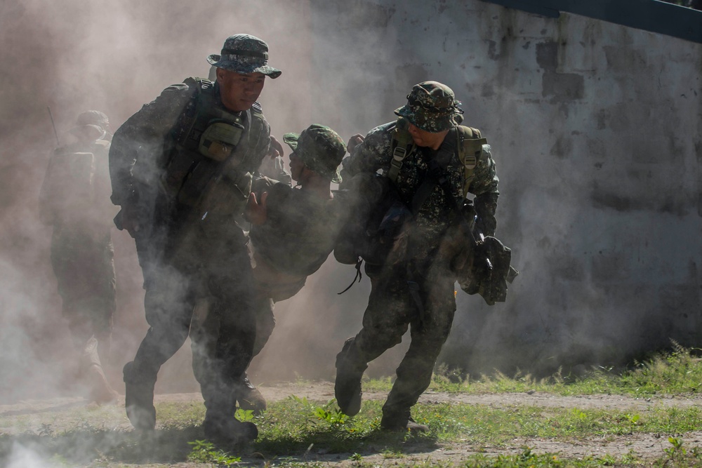 Echo 2/5 trains with Philippine Marines