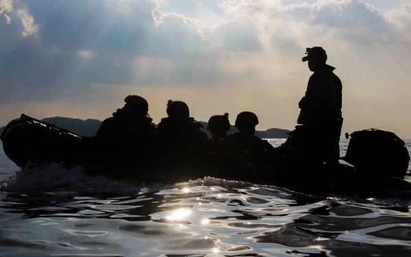 Echo 2/5 Conducts Amphibious Raids