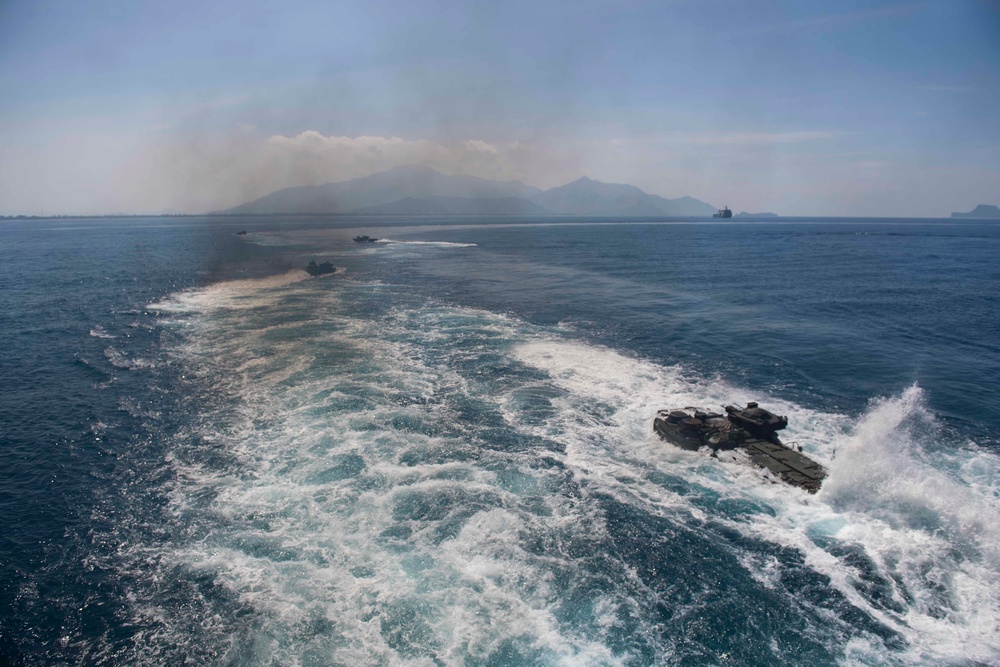 USS Ashland conducts AAV operations during KAMANDAG 2