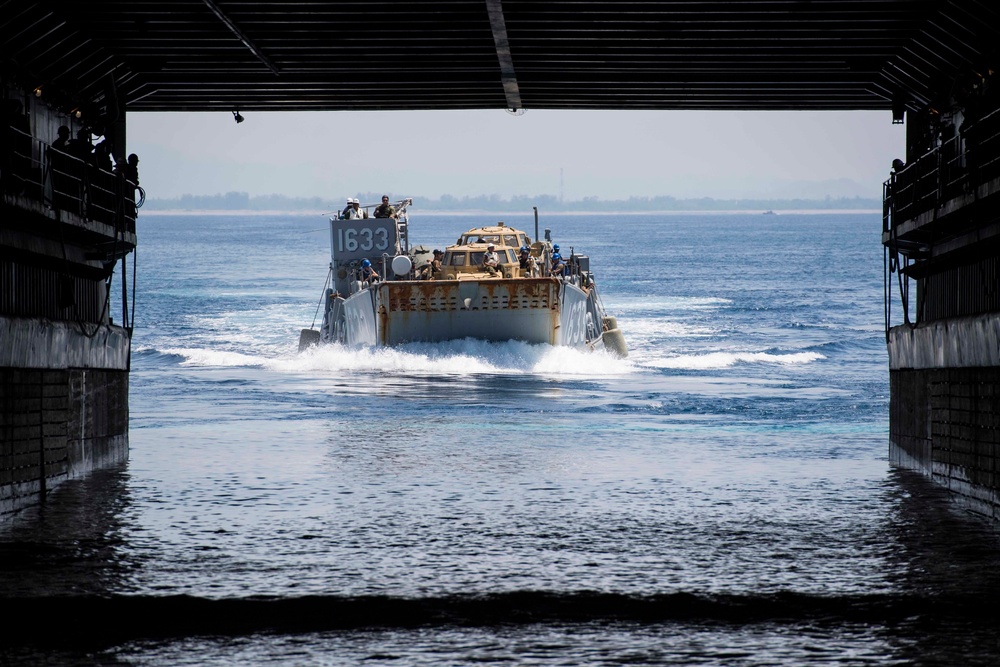 USS Ashland conducts LCU operations during KAMANDAG 2