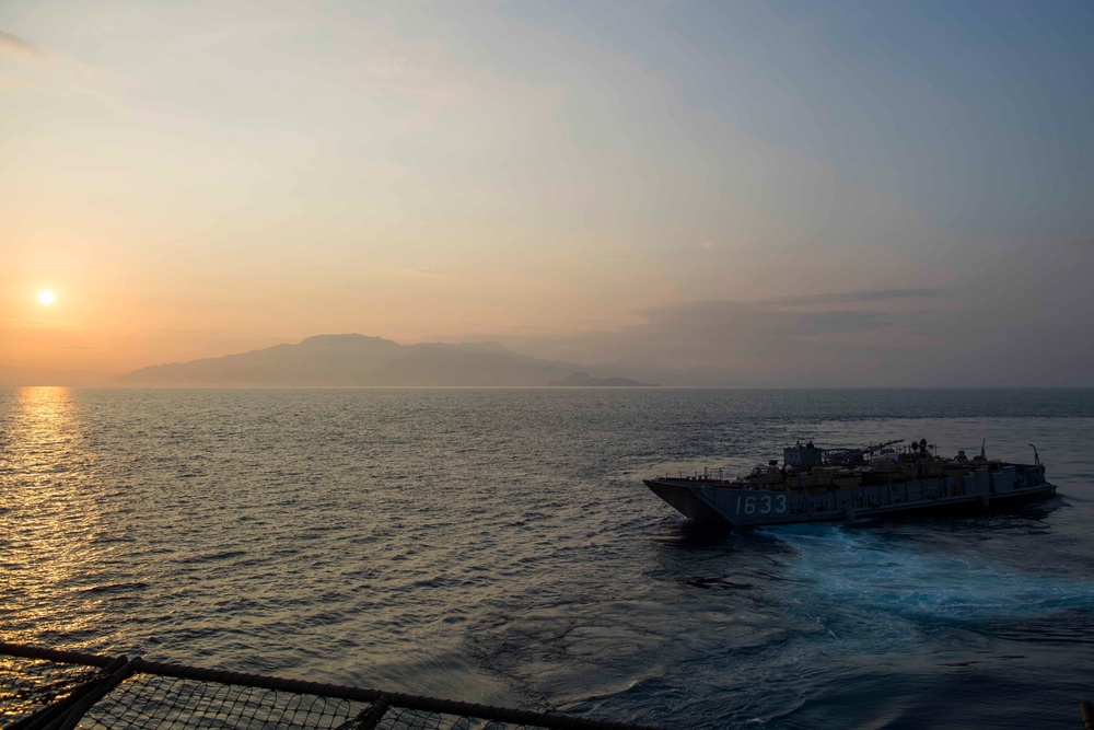 USS Ashland conduct amphibious operations in support of KAMANDAG 2